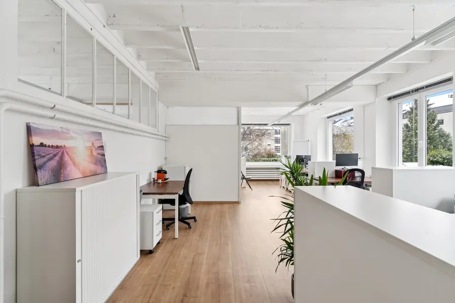 Heller Open Space im Espace Calvert mit weissen Balken und Parkett